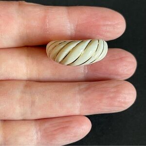 Vintage 14KT gold wire thread organic gemstone ring.